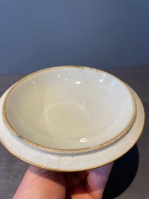A Chinese Canton famille rose bowl and cover with figures in a landscape, Qianlong — photo 11
