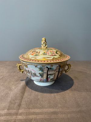 A Chinese Canton famille rose bowl and cover with figures in a landscape, Qianlong — photo 1