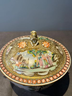 A Chinese Canton famille rose bowl and cover with figures in a landscape, Qianlong — photo 2