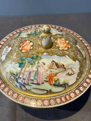 A Chinese Canton famille rose bowl and cover with figures in a landscape, Qianlong — photo 3