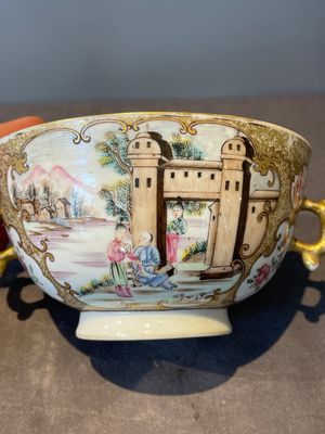 A Chinese Canton famille rose bowl and cover with figures in a landscape, Qianlong — photo 4
