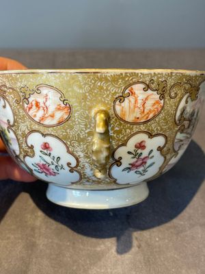 A Chinese Canton famille rose bowl and cover with figures in a landscape, Qianlong — photo 5
