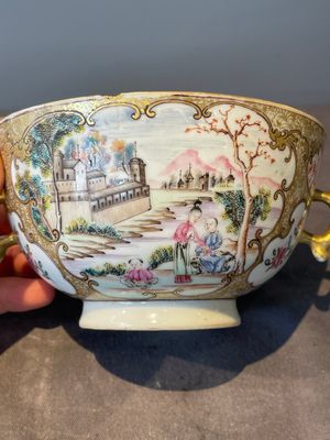 A Chinese Canton famille rose bowl and cover with figures in a landscape, Qianlong — photo 6