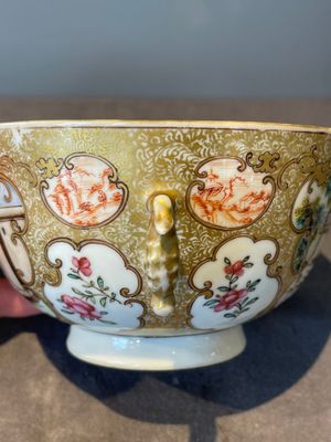 A Chinese Canton famille rose bowl and cover with figures in a landscape, Qianlong — photo 7