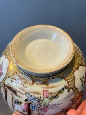 A Chinese Canton famille rose bowl and cover with figures in a landscape, Qianlong — photo 8