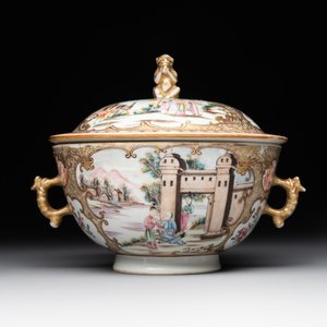 A Chinese Canton famille rose bowl and cover with figures in a landscape, Qianlong — photo 2