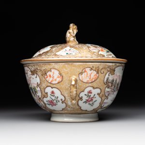 A Chinese Canton famille rose bowl and cover with figures in a landscape, Qianlong — photo 3