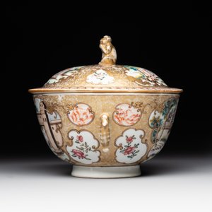 A Chinese Canton famille rose bowl and cover with figures in a landscape, Qianlong — photo 5