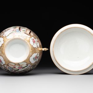A Chinese Canton famille rose bowl and cover with figures in a landscape, Qianlong — photo 7