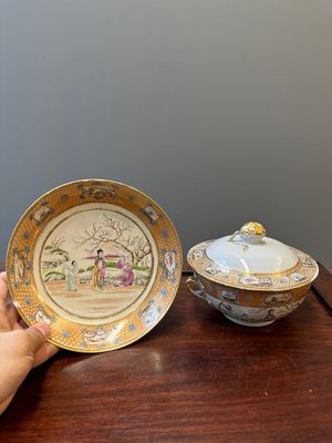 A Chinese Canton famille rose covered bowl and a matching plate, 19th C. — photo 1