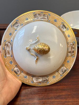 A Chinese Canton famille rose covered bowl and a matching plate, 19th C. — photo 11