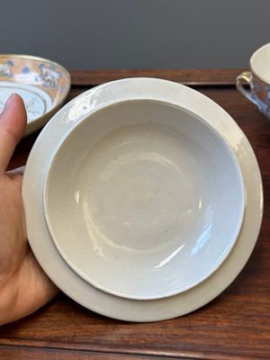 A Chinese Canton famille rose covered bowl and a matching plate, 19th C. — photo 14