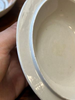 A Chinese Canton famille rose covered bowl and a matching plate, 19th C. — photo 15