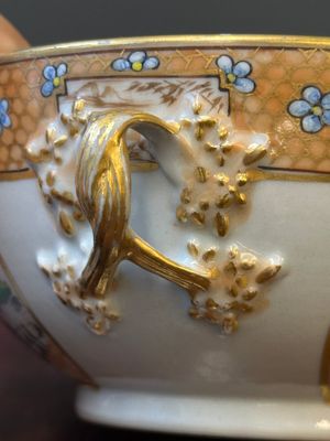 A Chinese Canton famille rose covered bowl and a matching plate, 19th C. — photo 18