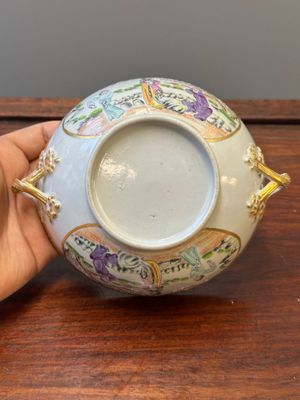 A Chinese Canton famille rose covered bowl and a matching plate, 19th C. — photo 20