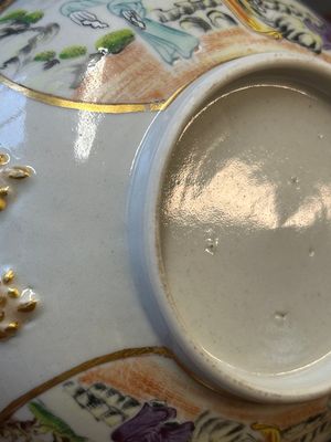 A Chinese Canton famille rose covered bowl and a matching plate, 19th C. — photo 21