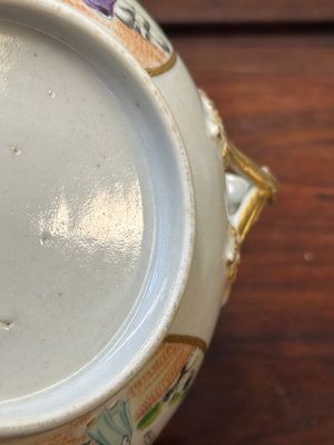 A Chinese Canton famille rose covered bowl and a matching plate, 19th C. — photo 22