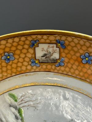 A Chinese Canton famille rose covered bowl and a matching plate, 19th C. — photo 5