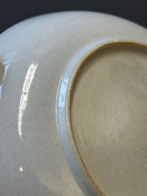 A Chinese Canton famille rose covered bowl and a matching plate, 19th C. — photo 8