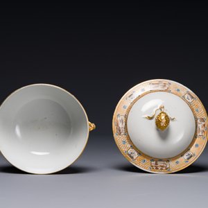A Chinese Canton famille rose covered bowl and a matching plate, 19th C. — photo 3