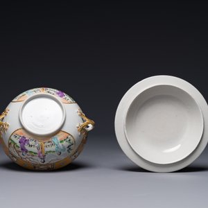A Chinese Canton famille rose covered bowl and a matching plate, 19th C. — photo 4
