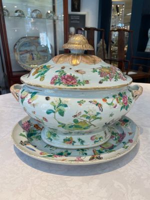 A Chinese Canton famille rose covered tureen on stand with flowers, fruits and insects, 19th C. — foto 1