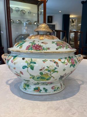 A Chinese Canton famille rose covered tureen on stand with flowers, fruits and insects, 19th C. — foto 11