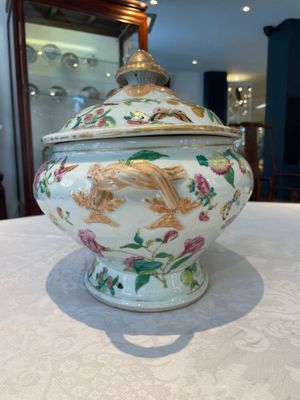 A Chinese Canton famille rose covered tureen on stand with flowers, fruits and insects, 19th C. — foto 12