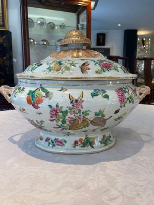 A Chinese Canton famille rose covered tureen on stand with flowers, fruits and insects, 19th C. — foto 13