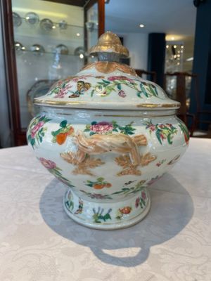 A Chinese Canton famille rose covered tureen on stand with flowers, fruits and insects, 19th C. — foto 14