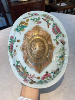 A Chinese Canton famille rose covered tureen on stand with flowers, fruits and insects, 19th C. — foto 15