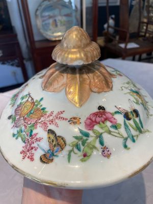 A Chinese Canton famille rose covered tureen on stand with flowers, fruits and insects, 19th C. — foto 16