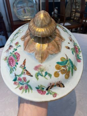 A Chinese Canton famille rose covered tureen on stand with flowers, fruits and insects, 19th C. — foto 17