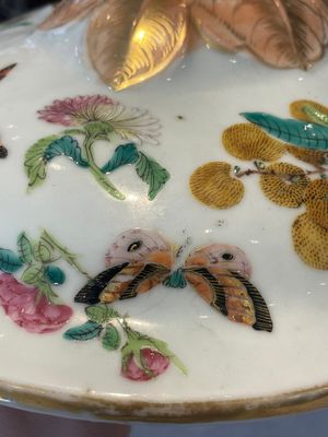 A Chinese Canton famille rose covered tureen on stand with flowers, fruits and insects, 19th C. — foto 18