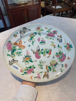A Chinese Canton famille rose covered tureen on stand with flowers, fruits and insects, 19th C. — foto 2