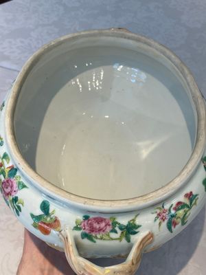 A Chinese Canton famille rose covered tureen on stand with flowers, fruits and insects, 19th C. — foto 21