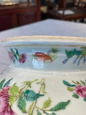 A Chinese Canton famille rose covered tureen on stand with flowers, fruits and insects, 19th C. — foto 26