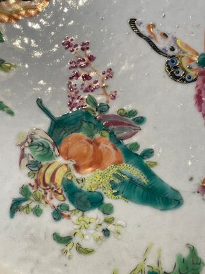 A Chinese Canton famille rose covered tureen on stand with flowers, fruits and insects, 19th C. — foto 3