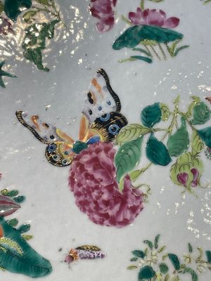 A Chinese Canton famille rose covered tureen on stand with flowers, fruits and insects, 19th C. — foto 4