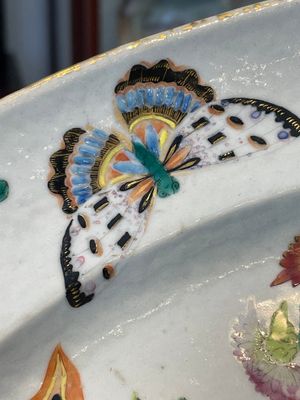 A Chinese Canton famille rose covered tureen on stand with flowers, fruits and insects, 19th C. — foto 5