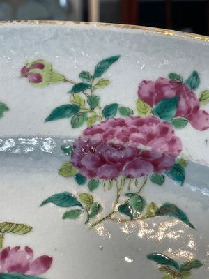 A Chinese Canton famille rose covered tureen on stand with flowers, fruits and insects, 19th C. — foto 7