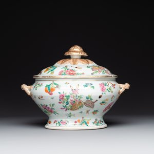 A Chinese Canton famille rose covered tureen on stand with flowers, fruits and insects, 19th C. — foto 2