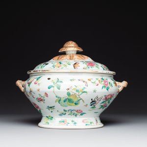 A Chinese Canton famille rose covered tureen on stand with flowers, fruits and insects, 19th C. — foto 3