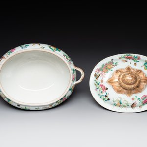 A Chinese Canton famille rose covered tureen on stand with flowers, fruits and insects, 19th C. — foto 4