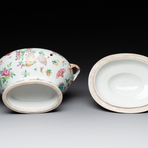 A Chinese Canton famille rose covered tureen on stand with flowers, fruits and insects, 19th C. — foto 5