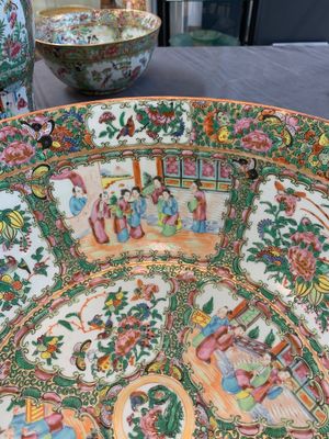 A Chinese Canton famille rose covered vase and two bowls, 19th C. — photo 22