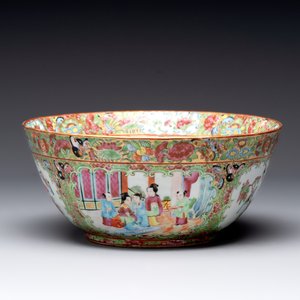 A Chinese Canton famille rose covered vase and two bowls, 19th C. — photo 8