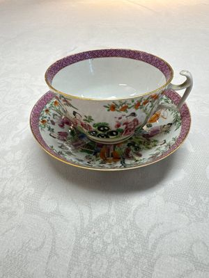 A Chinese Canton famille rose cup and saucer with figures in a garden, 19th C. — 照片 1