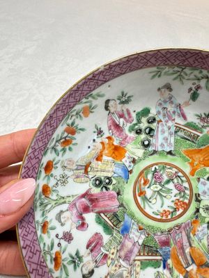 A Chinese Canton famille rose cup and saucer with figures in a garden, 19th C. — 照片 12