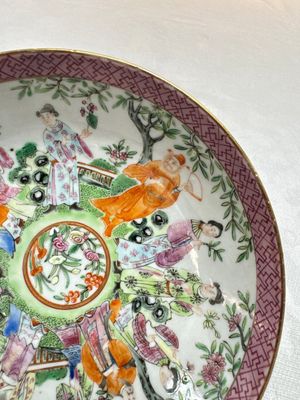A Chinese Canton famille rose cup and saucer with figures in a garden, 19th C. — 照片 13